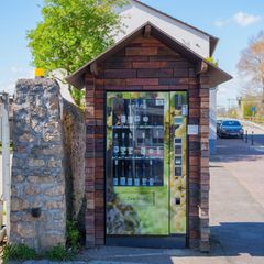 Wo bekommt man nach Feierabend oder am Wochenende Winzer-Weine her? Automaten helfen da weiter. Foto: Andreas Arnold/dpa