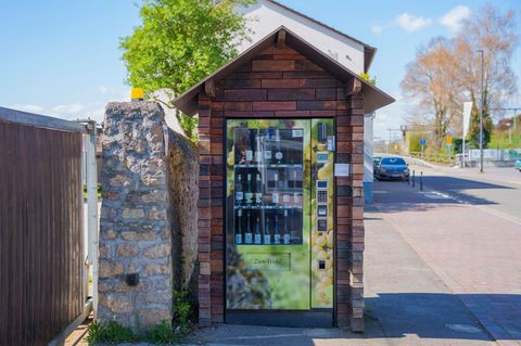 Wo bekommt man nach Feierabend oder am Wochenende Winzer-Weine her? Automaten helfen da weiter. Foto: Andreas Arnold/dpa