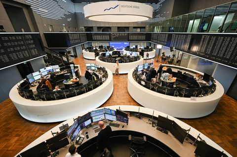 Handelsraum der Frankfurter Börse: Die Dividenden für Aktionäre werden dieses Jahr steigen. (Archivbild) Foto: Arne Dedert/dpa