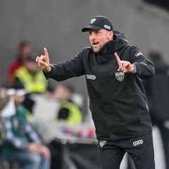 Auch VfB-Coach Sebastian Hoeneß reagierte nach dem Schlusspfiff kurzzeitig emotional. Foto: Harry Langer/dpa