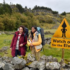 In einer Szene vom diesjährigen Oster-"Traumschiff" erkunden Hanna Liebhold (links, Barbara Wussow) und Dr. Jessica Delgado (Col