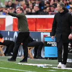 Wolfsburgs Trainer Dieter Hecking (l.) war unzufrieden mit der Leistung des Schiedsrichters