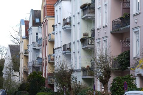 Geht es nach dem Denkmalschutz, müssen an manchen Häusern die farbigen Anstriche weichen. (Archivbild) Foto: Marcus Brandt/dpa