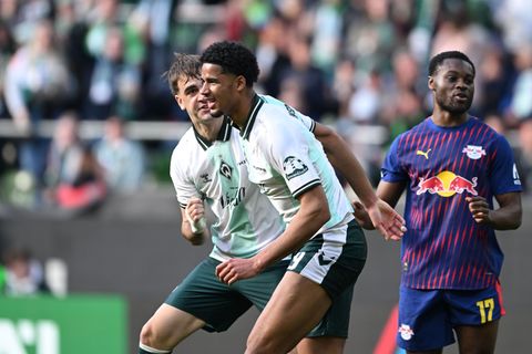 Werder-Profi Salim Musah (M) bejubelt seinen ersten Treffer mit Jovan Milosevic. Foto: Carmen Jaspersen/dpa