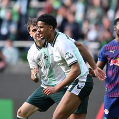 Werder-Profi Salim Musah (M) bejubelt seinen ersten Treffer mit Jovan Milosevic. Foto: Carmen Jaspersen/dpa