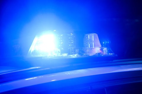 Die Polizei sperrt die B72 nach einem schweren Unfall. (Symbolbild) Foto: Julian Stratenschulte/dpa