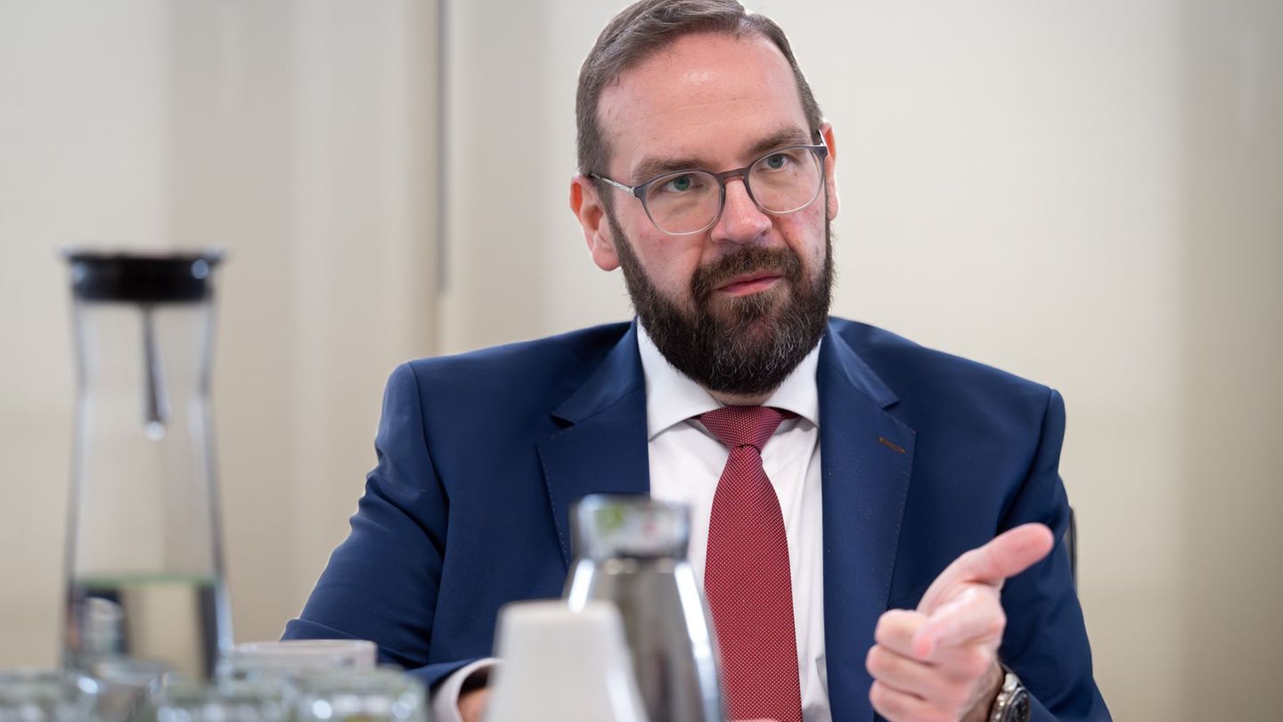 Schulen: "Keine Denkverbote": Minister sucht Lösung für Lehrermangel