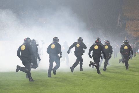 Die Polizei versuchte, Dynamo-Fans wieder in ihren Block zurückzudrängen. Foto: Sebastian Kahnert/dpa