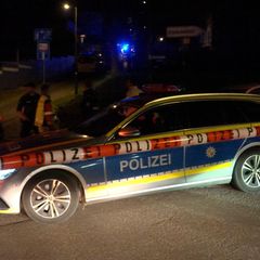 Ein Polizeiwagen steht am Tatort in Saarbrücken