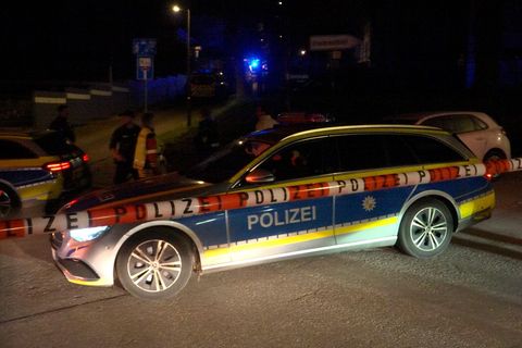 Ein Polizeiwagen steht am Tatort in Saarbrücken