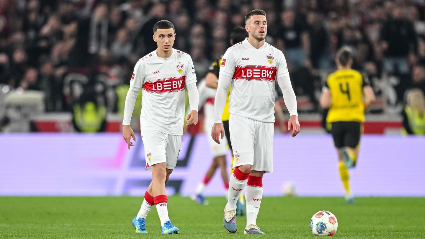 Ermedin Demirovic (r) musste mit dem VfB eine Enttäuschung gegen Dortmund einstecken - über die WM-Qualifikation mit dem Nationa