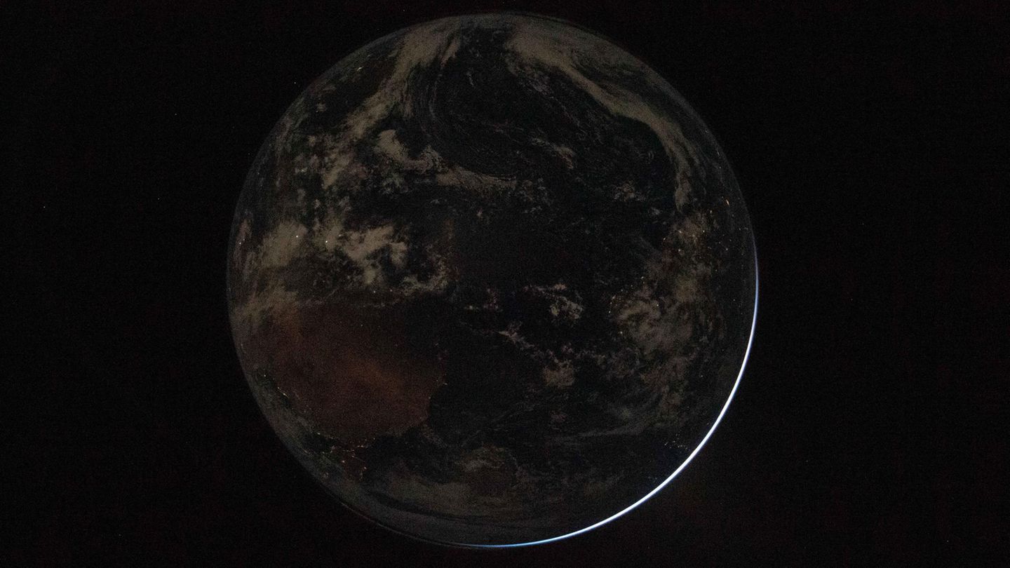 Nur das Zodiaklicht erhellt die Erde in dieser Aufnahme von Reid Wiseman. Das Zodiaklicht entsteht durch Reflexion des Sonnenlichts an Staubteilchen, die wie die Erde um die Sonne kreisen.