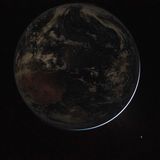 Nur das Zodiaklicht erhellt die Erde in dieser Aufnahme von Reid Wiseman. Das Zodiaklicht entsteht durch Reflexion des Sonnenlichts an Staubteilchen, die wie die Erde um die Sonne kreisen.