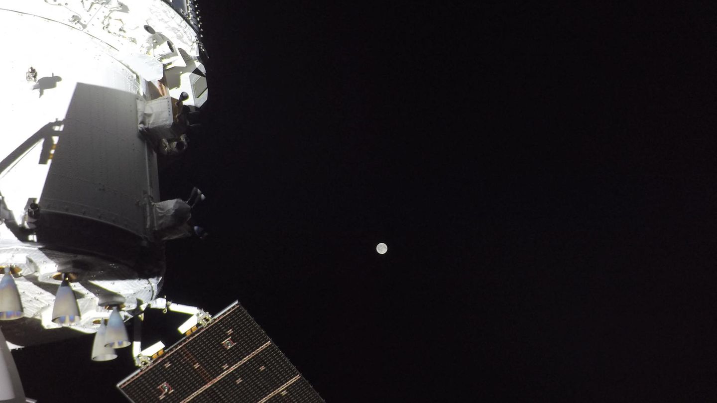 Das Ziel liegt noch in weiter Ferne: Erst ab 2028 peilt die Nasa wieder Mondlandungen an. Auf der „Artemis 2“-Mission werden die Astronauten in die Umlaufbahn des Monds geschickt, hier ist er gerade noch in weiter Ferne zu sehen.