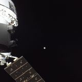 Das Ziel liegt noch in weiter Ferne: Erst ab 2028 peilt die Nasa wieder Mondlandungen an. Auf der „Artemis 2“-Mission werden die Astronauten in die Umlaufbahn des Monds geschickt, hier ist er gerade noch in weiter Ferne zu sehen.