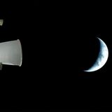 Nach über 50 Jahren startet die Nasa wieder eine Mission zum Mond. Hier sieht man einen Teil des Raumschiffs, nebst Blick auf die Erde.