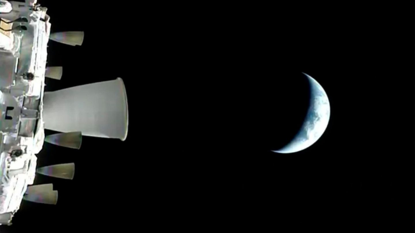 Nach über 50 Jahren startet die Nasa wieder eine Mission zum Mond. Hier sieht man einen Teil des Raumschiffs, nebst Blick auf die Erde.