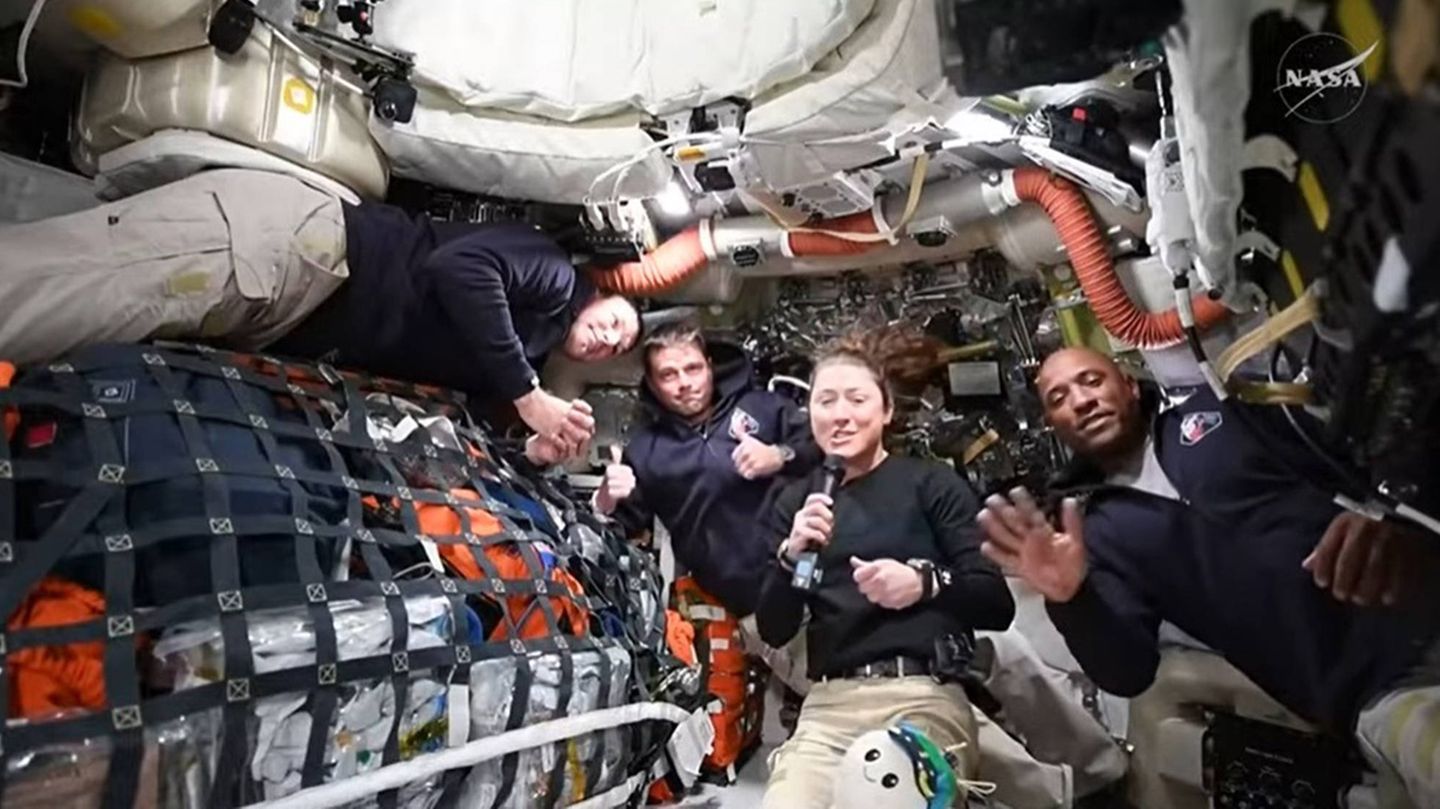 Geräumig sieht anders aus: Die vier Astronauten Jeremy Hansen, Reid Wiseman, Christina Koch und Victor Glover (v.l.n.r.) während einer Videoschalte in das Nasa-Zentrum an Bord des Raumschiffs.      