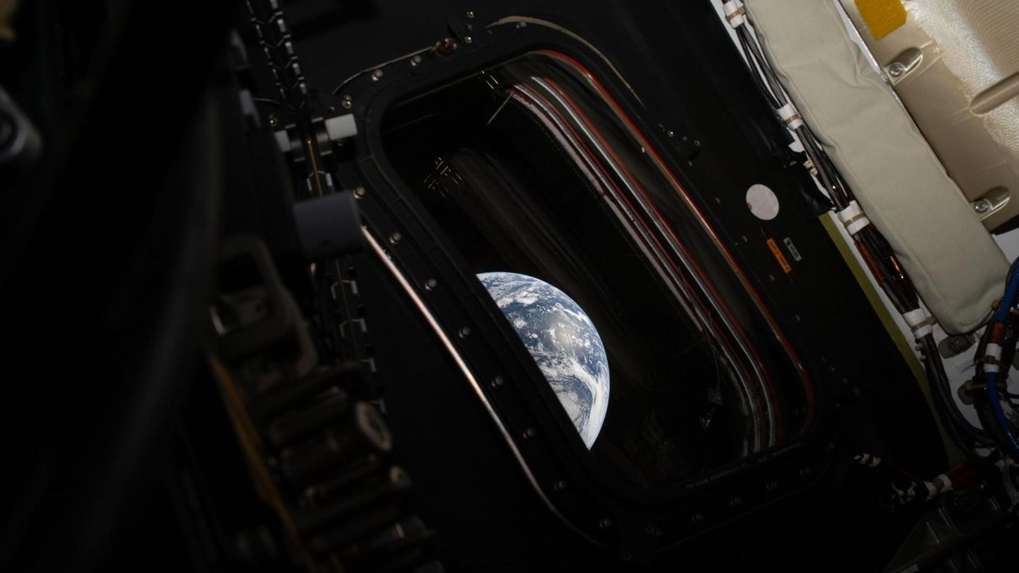 Nach Abschluss der translunaren Injektion, einem Manöver, das das Raumschiff in eine Kurve um den Mond führt, nahm Wiseman ein weiteres Foto der Erde auf.