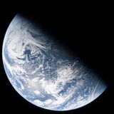 Vier Fenster hat das Raumschiff und ermöglicht so immer wieder einen spektakulären Blick auf die Erde. Nasa-Astronaut und „Artemis II“-Kommandant Reid Wiseman nahm diesen Blick auf die Erde auf.