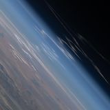 263 Meilen, umgerechnet rund 423 Kilometer, über dem Atlantischen Ozean war die „Artemis 2“, als die Besatzung das Foto aufnahm. Zu sehen ist auch die Abgaswolke, die die Rakete hinterlassen hat.