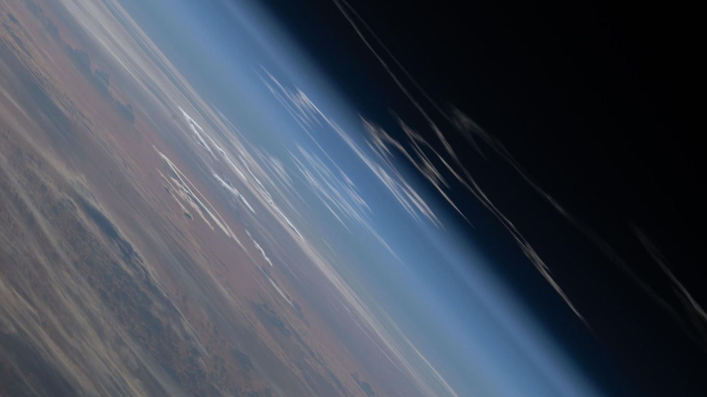 263 Meilen, umgerechnet rund 423 Kilometer, über dem Atlantischen Ozean war die „Artemis 2“, als die Besatzung das Foto aufnahm. Zu sehen ist auch die Abgaswolke, die die Rakete hinterlassen hat.