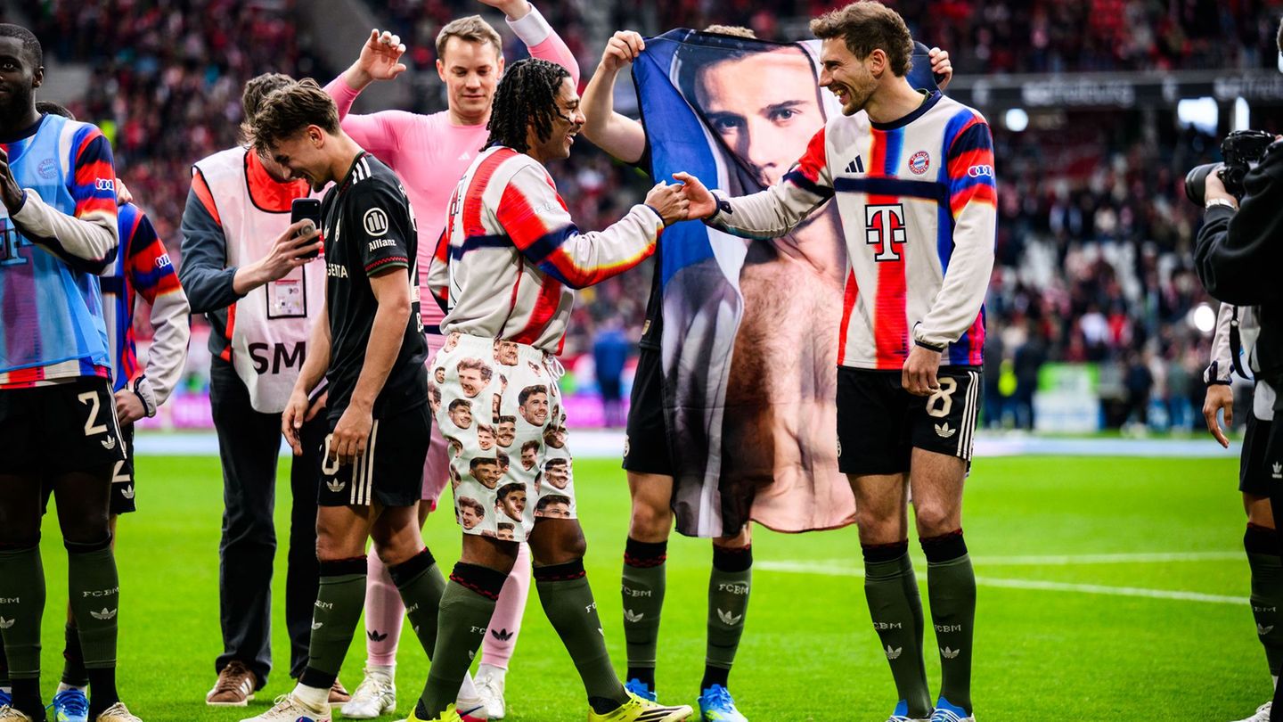 Serge Gnabry (m) sorgte für Erheiterung bei den Teamkollegen. Foto: Tom Weller/dpa