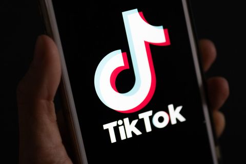 Eine Glatzen-Challenge auf Tiktok eskaliert in Prügelei. (Symbolbild) Foto: Monika Skolimowska/dpa