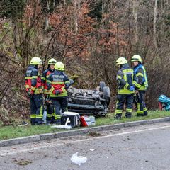 Nach mehreren Überschlägen bleibt der Wagen der jungen Frauen auf dem Dach liegen. Foto: Dettenmeyer/SDMG/dpa