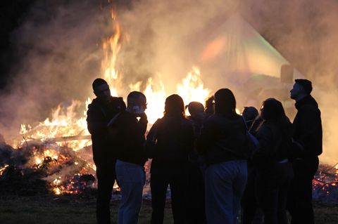 Vielerorts kommen Menschen zu Osterfeuern zusammen. Im Saalekreis kam es zu einem tragischen Vorfall. (Symbolbild) Foto: Matthia