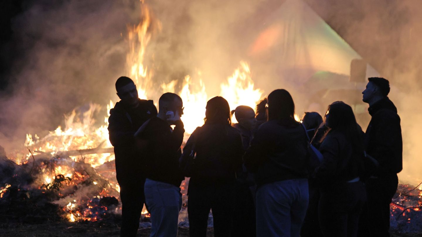Notfälle: 20-Jähriger läuft in Osterfeuer und stirbt im Krankenhaus