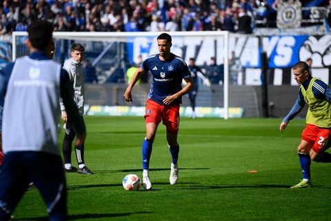Gegen den FC Augsburg als Startspieler gefragt: HSV-Mittelstürmer Robert Glatzel (M). Foto: Gregor Fischer/dpa