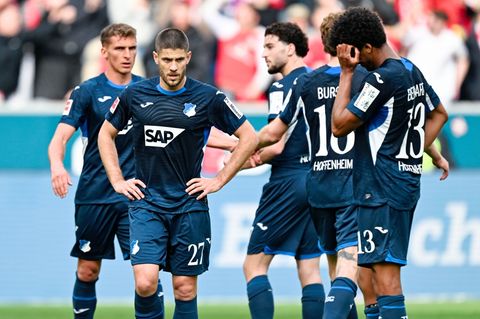 Hoffenheim und Andrej Kramaric (2.v.l.): ratlos nach der Niederlage gegen Mainz. Foto: Uwe Anspach/dpa