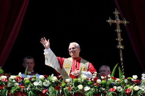 Papst Leo XIV. winkt vom Balkon des Petersdoms