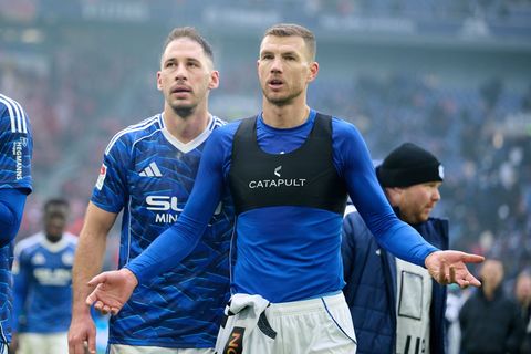 Edin Dzeko (r) und Nikola Katic stehen Schalke vorerst nicht zur Verfügung. (Archivbild) Foto: Bernd Thissen/dpa
