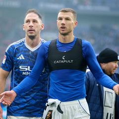Edin Dzeko (r) und Nikola Katic stehen Schalke vorerst nicht zur Verfügung. (Archivbild) Foto: Bernd Thissen/dpa