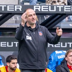 Wieder kein Sieg: Für Frank Schmidt und der 1. FC Heidenheim rückt der Abstieg immer näher. Foto: David Inderlied/dpa