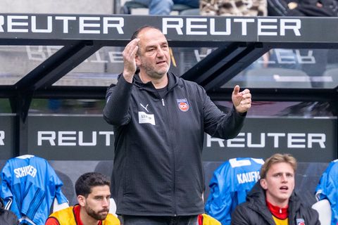 Wieder kein Sieg: Für Frank Schmidt und der 1. FC Heidenheim rückt der Abstieg immer näher. Foto: David Inderlied/dpa