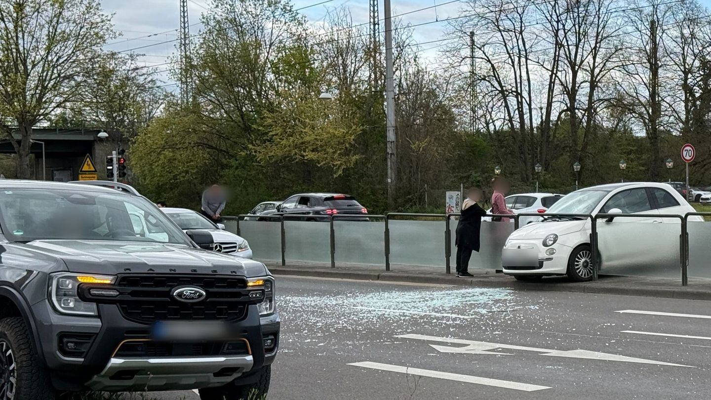 Frau verletzt: Nach Spurwechsel wird Auto über Bahngleise geschleudert