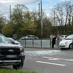 Nach dem Unfall muss eine Frau von Sanitätern in ein Krankenhaus gebracht werden. Foto: Lilli Förter/dpa