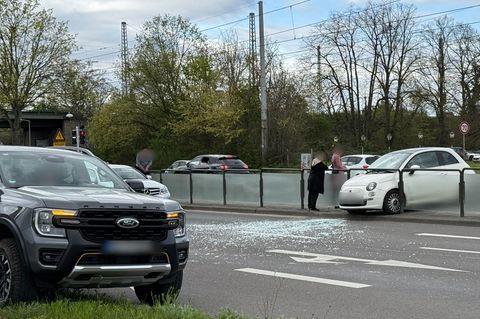 Nach dem Unfall muss eine Frau von Sanitätern in ein Krankenhaus gebracht werden. Foto: Lilli Förter/dpa