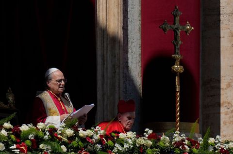 Von der zentralen Loggia des Petersdoms spendet Leo XIV. den Segen Urbi et Orbi. Foto: Alessandra Tarantino/AP/dpa