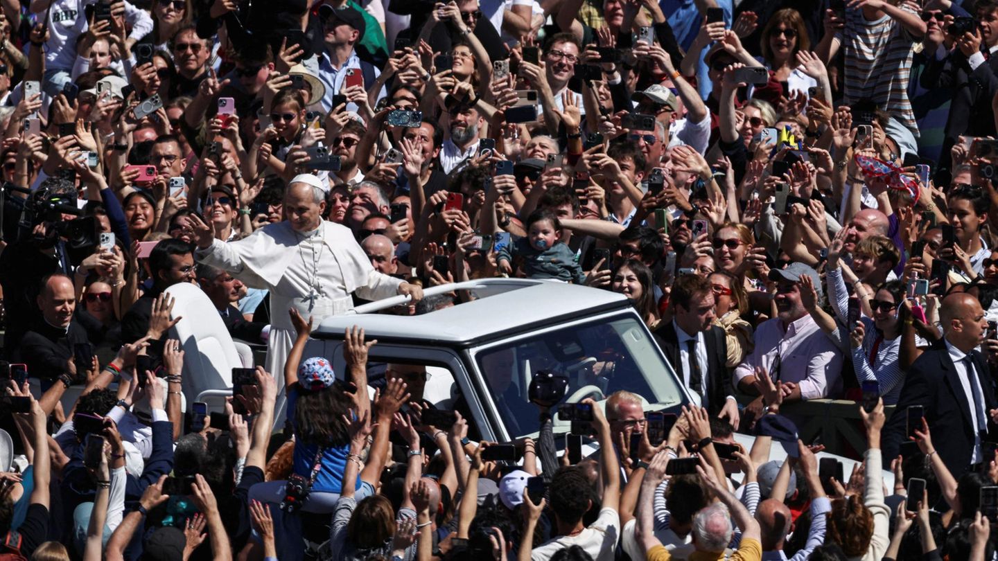 Vatikanstadt, Vatikan. Zum ersten Mal feiert Papst Leo XIV. Ostern als amtierendes Oberhaupt der katholischen Kirche. Nachdem er den bekannten Segen „Urbi et Orbi“ gesprochen hat, lässt er sich von begeisterten Gläubigen auf dem Petersplatz feiern.