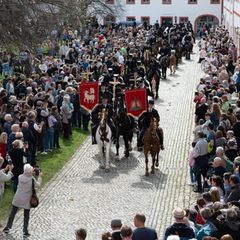 Das traditionelle Osterreiten in der Oberlausitz hat bei schönem Wetter Tausende Schaulustige angelockt. Foto: Sebastian Kahnert