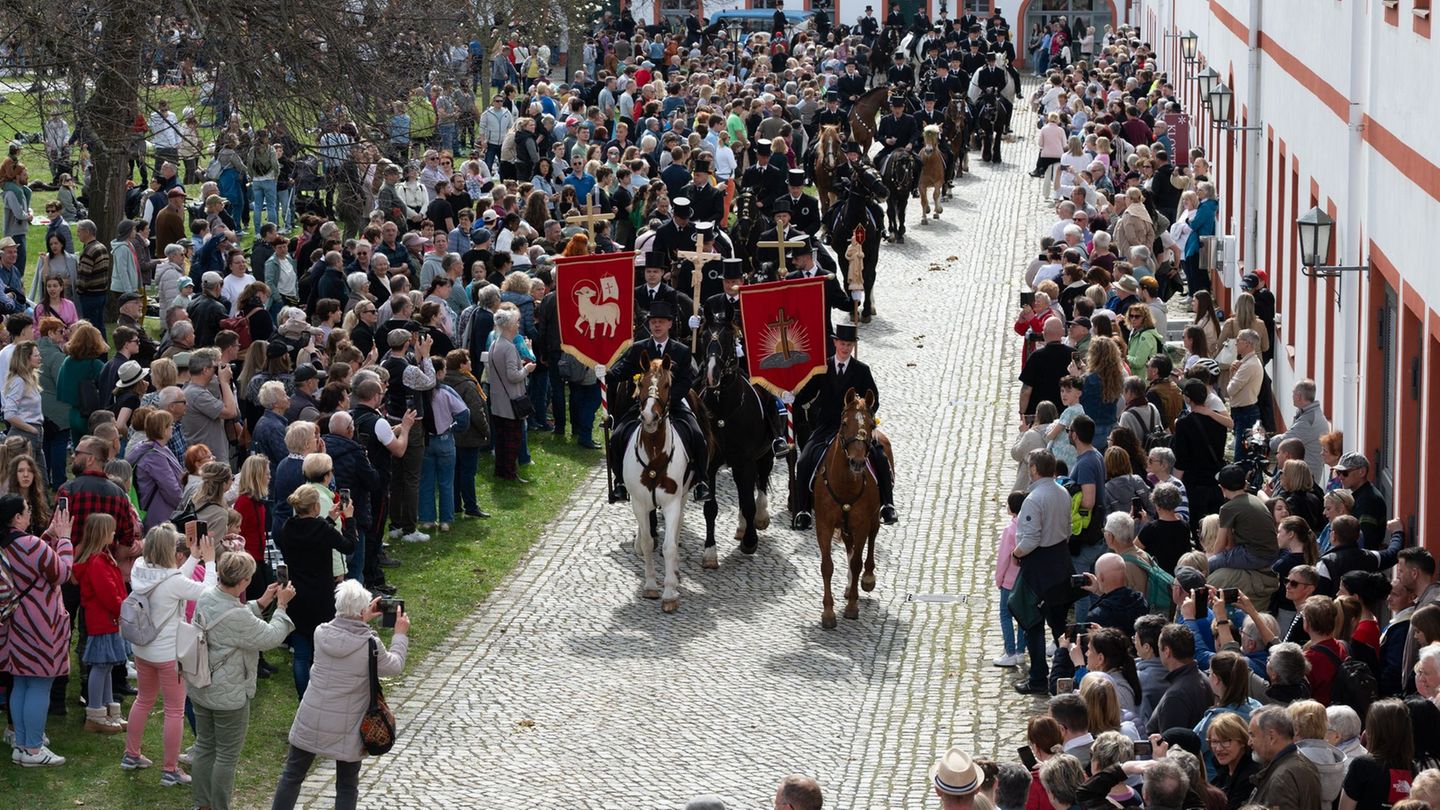 Das traditionelle Osterreiten in der Oberlausitz hat bei schönem Wetter Tausende Schaulustige angelockt. Foto: Sebastian Kahnert