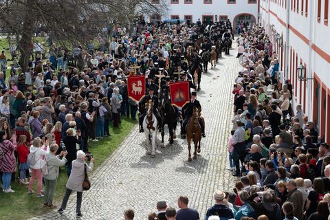 Das traditionelle Osterreiten in der Oberlausitz hat bei schönem Wetter Tausende Schaulustige angelockt. Foto: Sebastian Kahnert