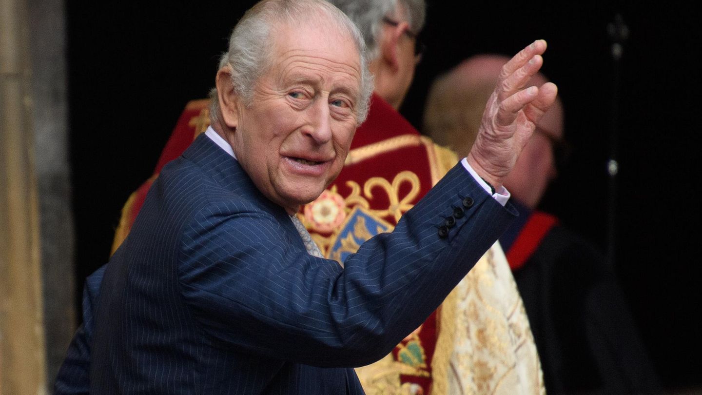 König Charles winkt der Menge zu