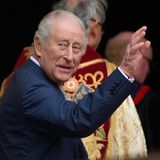 König Charles winkt der Menge zu