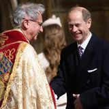 Prinz Edward lächelt im Gespräch mit einem Priester
