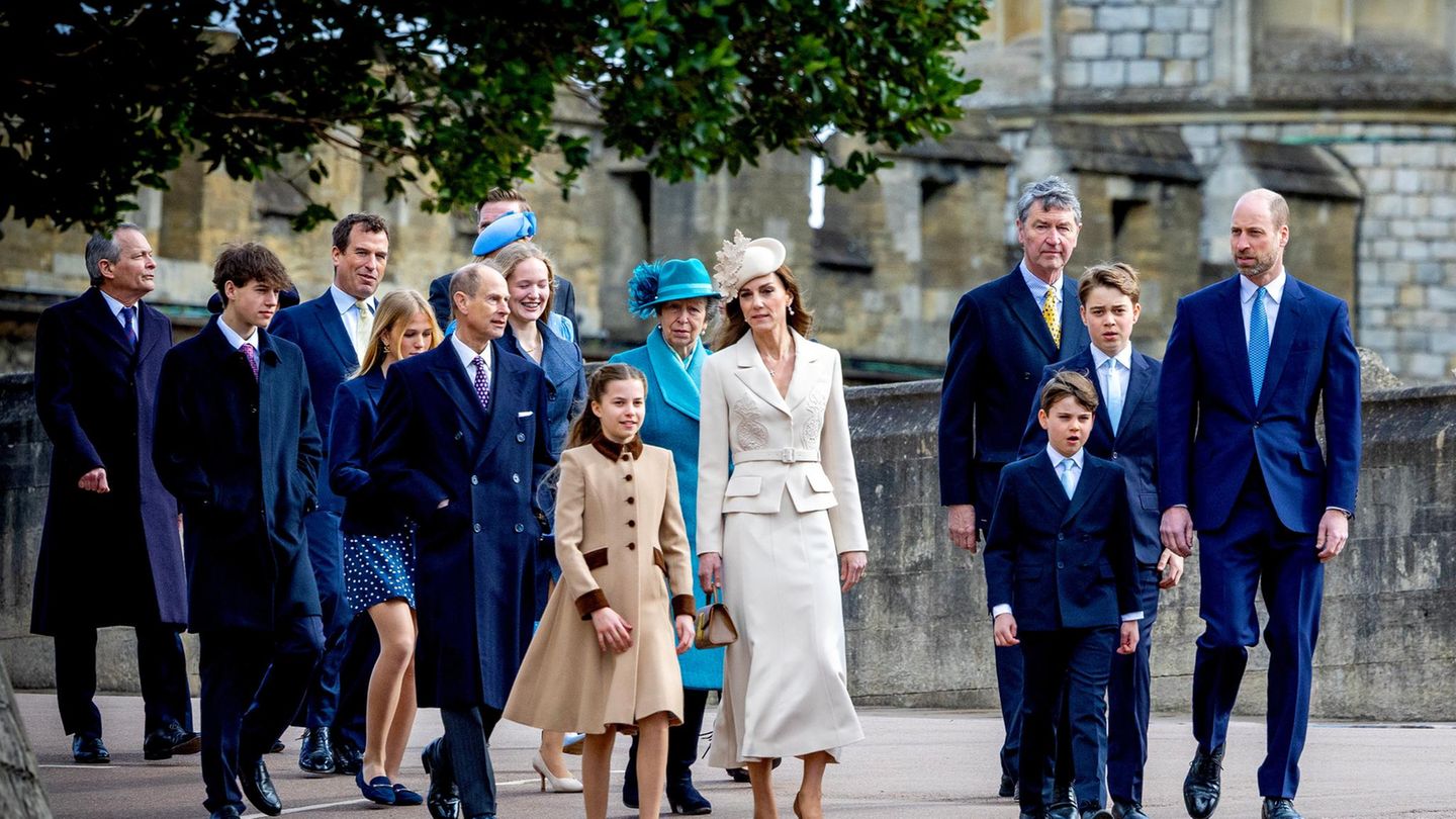 Die britischen Royals laufen gemeinsam zum Ostergottesdienst